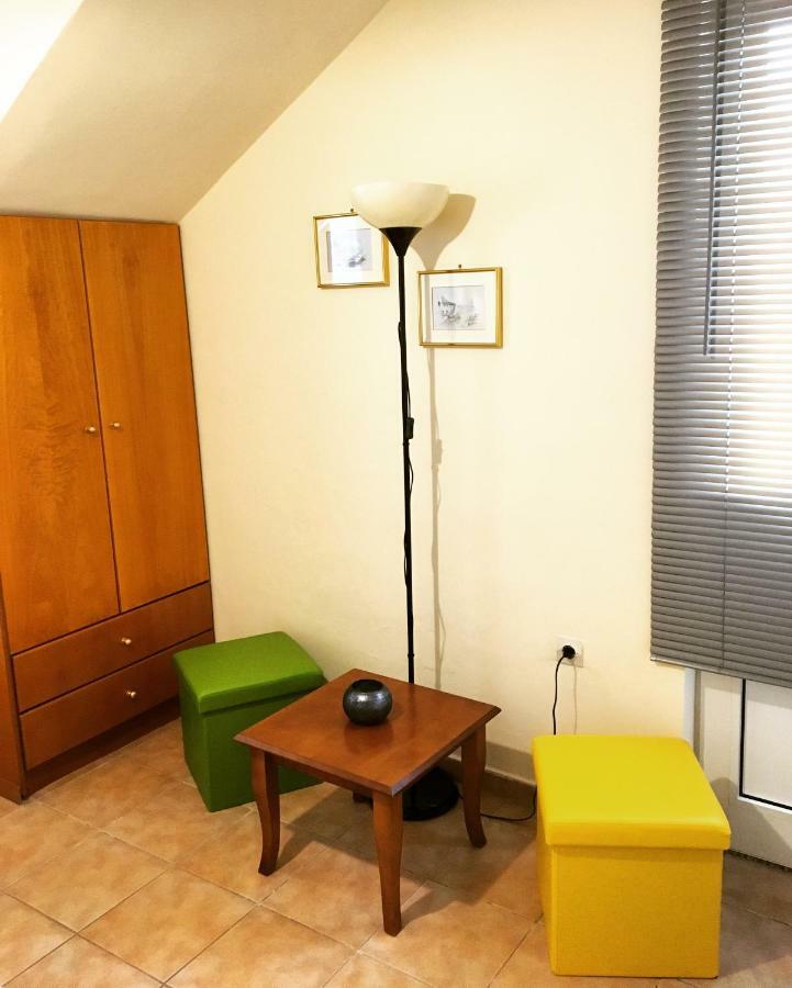 Evripides Vintage Airport Apartment สปาตา ภายนอก รูปภาพ